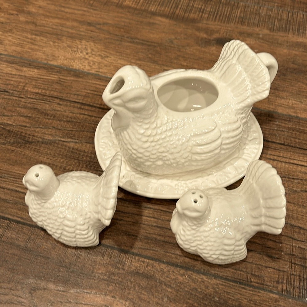 Turkey 3 Piece Table Set (gravy boat with tray and salt/pepper shakers)